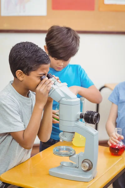 Elèves à la leçon de sciences en classe — Photo