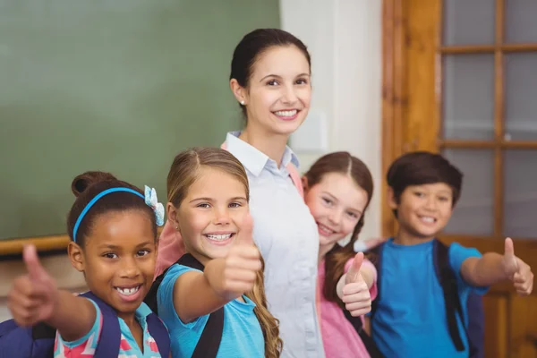 Teacher and pupils smiling in classroom — Stock Photo, Image