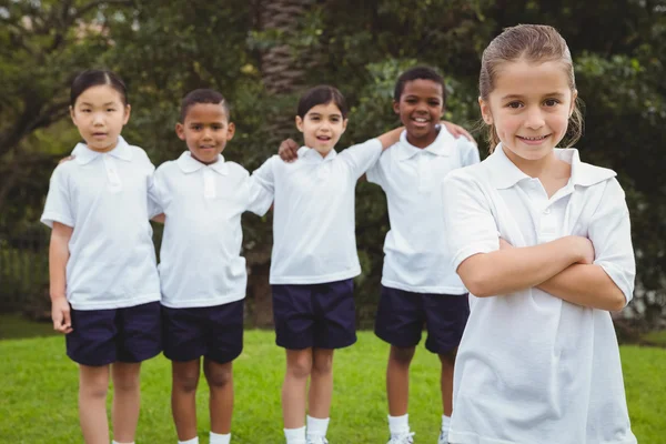 一緒に立っている学生のグループ — ストック写真