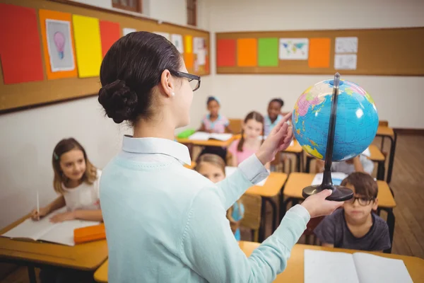 Leraar leerlingen tonen een globe — Stockfoto