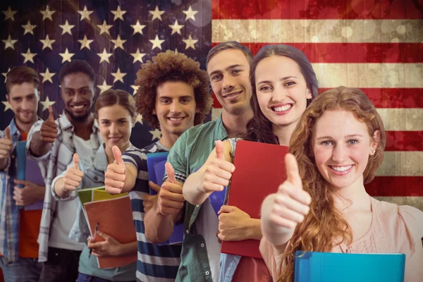 Estudiantes de moda sonriendo a la cámara juntos —  Fotos de Stock