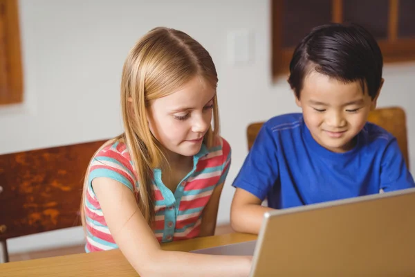 Schattig leerlingen in klas met behulp van laptop — Stockfoto