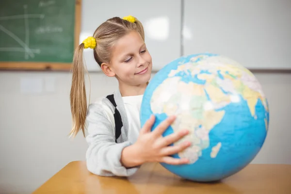 Grazioso pupilla holding globo — Foto Stock