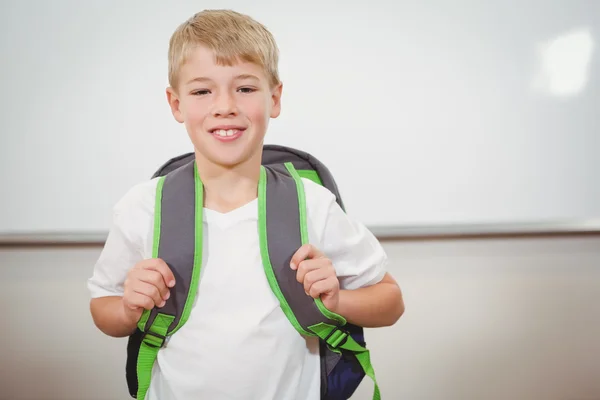 Usmíval se student nosit školní batoh — Stock fotografie