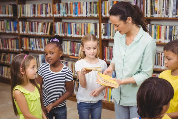 Alunos e professor na biblioteca — Fotografia de Stock