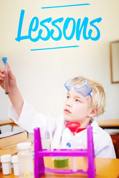 Lecciones contra un lindo alumno disfrazado de científico en el aula — Foto de Stock