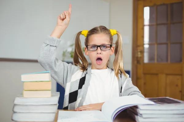 Leerling zit op haar Bureau en met een vraag — Stockfoto