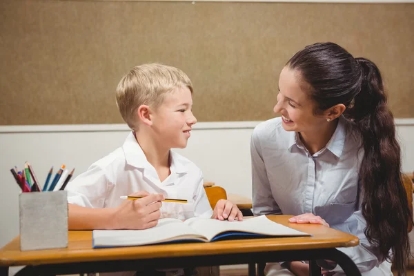 Leraar helpen een student in de klas — Stockfoto