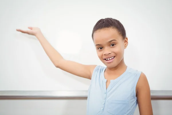 Leerling verhogen hand aan blackboard — Stockfoto