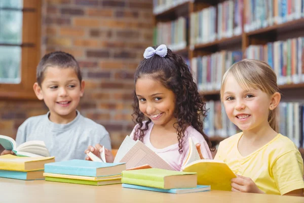 Uczniowie czytający książki w bibliotece — Zdjęcie stockowe