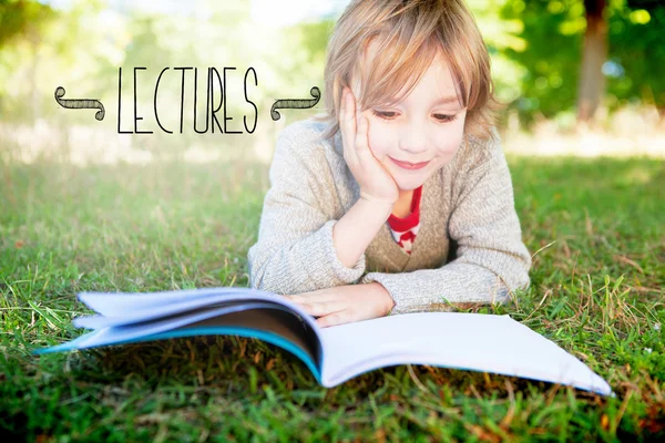 Conferencias contra lindo niño leyendo en el parque —  Fotos de Stock