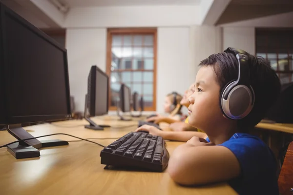 Mignons élèves en classe d'informatique — Photo