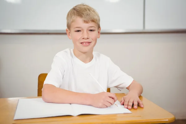 Aluno sentado em uma mesa da escola — Fotografia de Stock