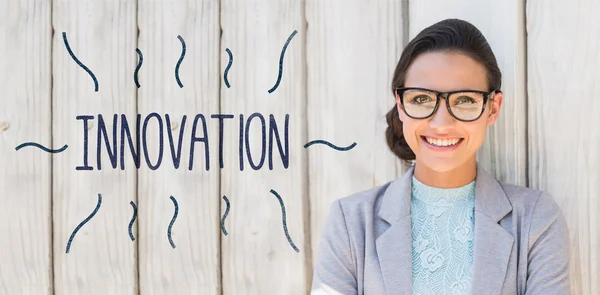 Innovación contra el pensamiento morena elegante y sonriente — Foto de Stock