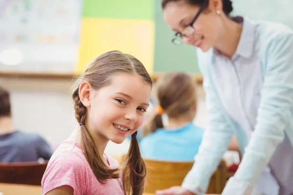 Insegnante che aiuta un allievo durante la lezione — Foto Stock