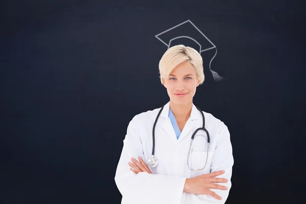 Blonde médecin souriant à la caméra — Photo