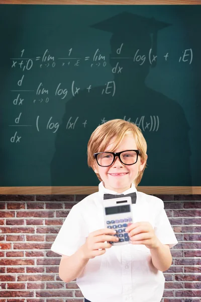 Roztomilý žák pomocí kalkulačky — Stock fotografie