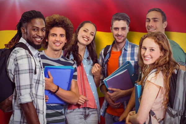 Композитне зображення усміхненої групи студентів, що тримають теки — стокове фото