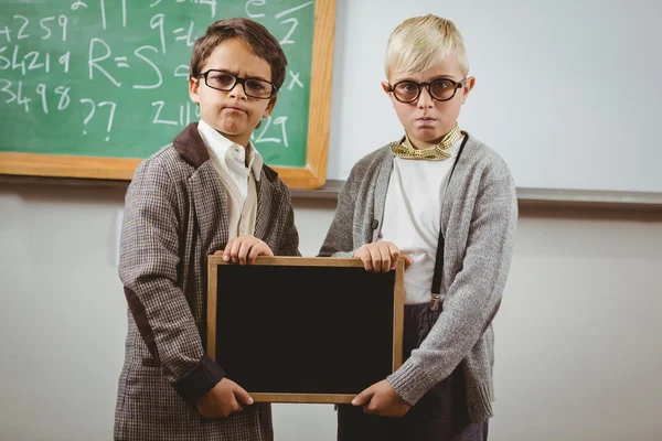 Elever klädde ut sig till lärare håller svarta tavlan — Stockfoto