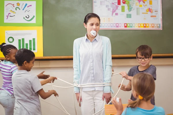 Elèves en cours d'exécution sauvage en salle de classe — Photo