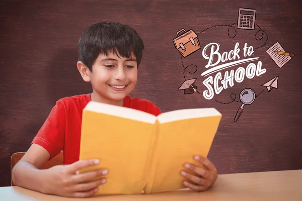 图书馆里的可爱男孩阅读本书的复合图像 — 图库照片