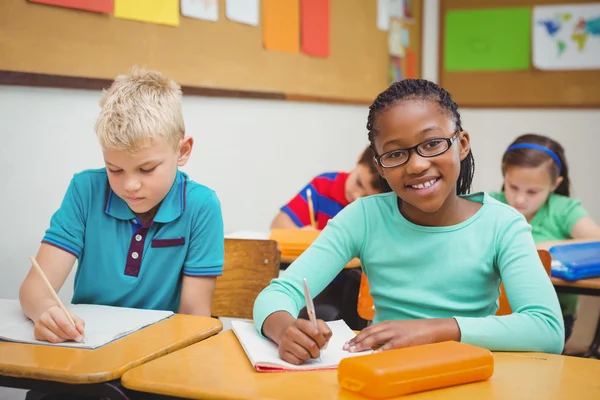 Gelukkig student kijken naar de camera — Stockfoto