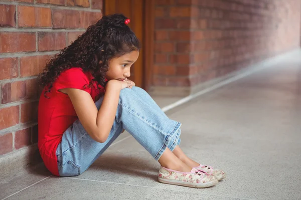 Zdenerwowany samotna dziewczyna siedzi sama — Zdjęcie stockowe