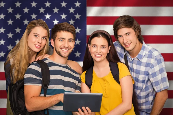 Schüler nutzen digitales Tablet auf College-Flur — Stockfoto