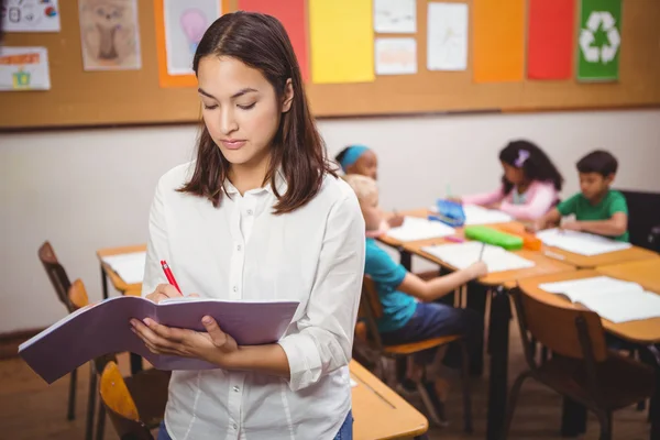 Insegnante correggere alcuni lavori di classe — Foto Stock