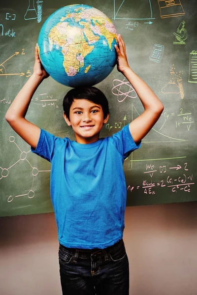 Malý chlapec s globe přes hlavu — Stock fotografie