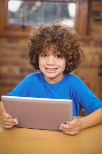 Schattig leerling met Tablet PC in de bibliotheek — Stockfoto