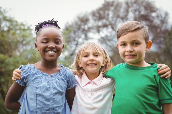 Glücklich lächelnde Schüler, die in die Kamera schauen — Stockfoto