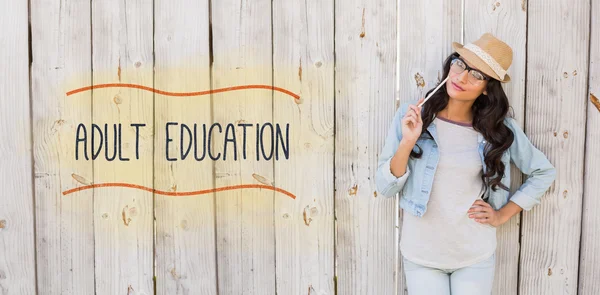 Educazione degli adulti contro il pensiero bella bruna e sorridente — Foto Stock