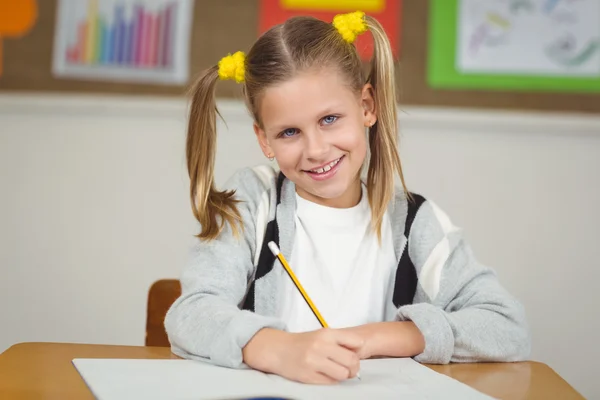 Schattig leerling werken bij Bureau in klas — Stockfoto