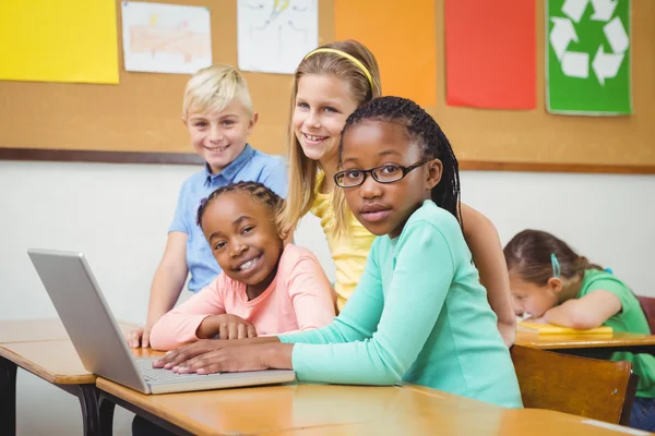 Alumnos usando un ordenador portátil en clase — Foto de Stock