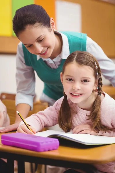 Enseignant aidant une petite fille pendant les cours — Photo