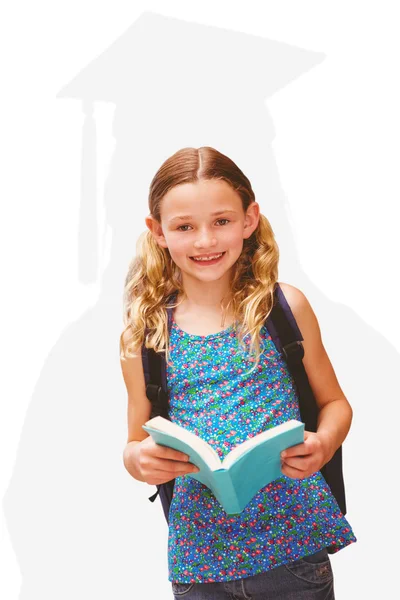 Linda niña leyendo libro en la biblioteca —  Fotos de Stock