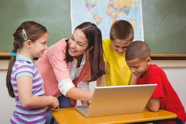 Studenten en docenten met behulp van een laptop — Stockfoto