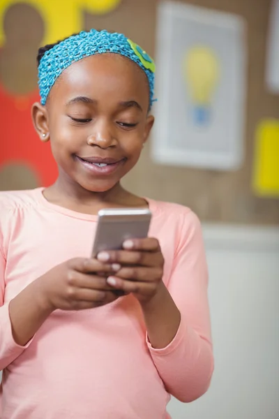 Leerling gebruikend smartphone in klas — Stockfoto