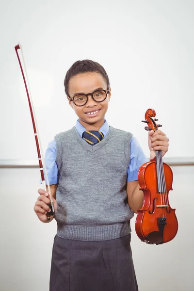 Student pomocí housle ve třídě — Stock fotografie