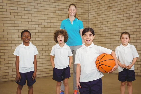 Les étudiants ensemble sur le point de jouer au basket — Photo