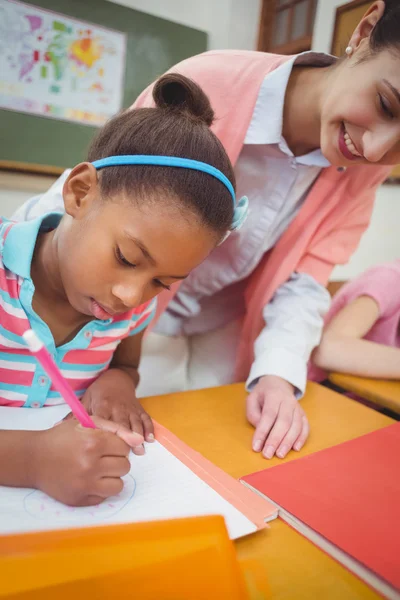 Leerling en docent aan Bureau in klas — Stockfoto