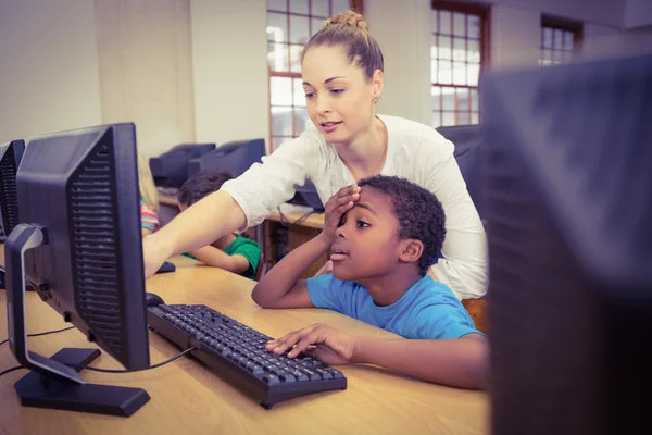 Leraar student toont hoe computer te gebruiken — Stockfoto