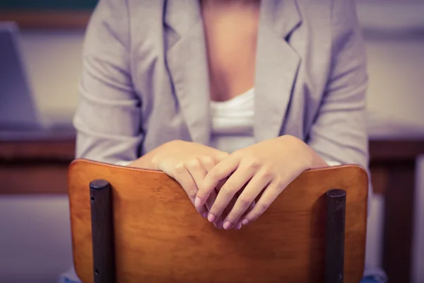 Professeur assis sur une chaise en classe — Photo