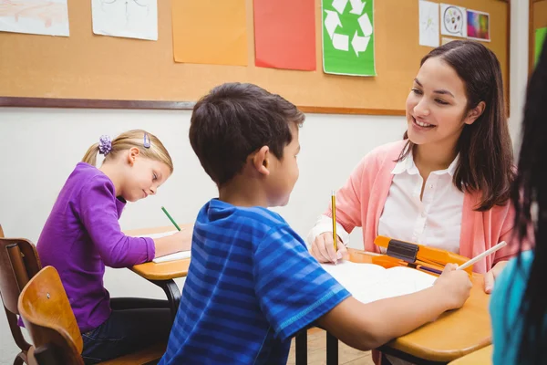 Teacher helping her students — Stock Photo, Image