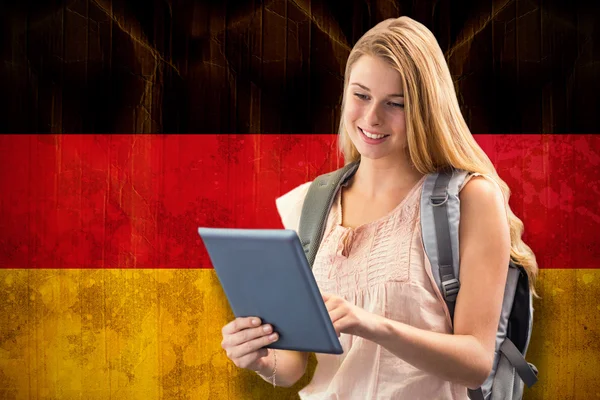 Glücklicher Schüler mit Tablet — Stockfoto