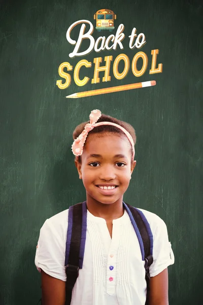 Niña sonriendo en el pasillo escolar —  Fotos de Stock