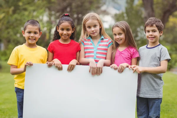 Schattig leerlingen tonen grote poster — Stockfoto