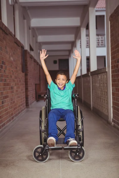 Lachende student in een rolstoel met wapens aan de orde gesteld — Stockfoto