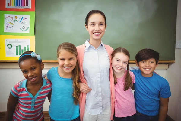 Leraar en leerlingen in klas glimlachen — Stockfoto
